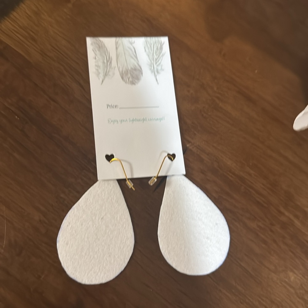 🆕Leather Feather Gold Teardrop Earrings - Picture 2 of 6